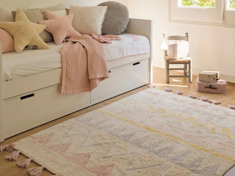 Светлый ковер в детскую для девочки